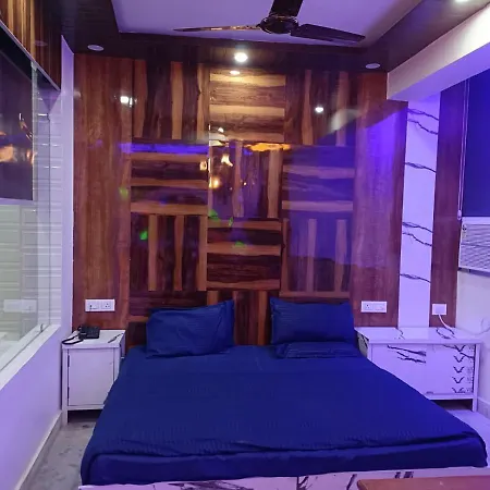 Hotel The Leaf Residency